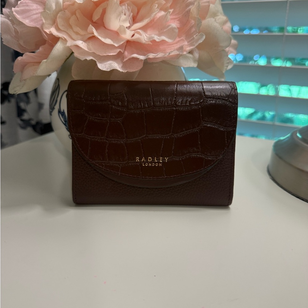RADLEY LONDON Brown Croc-Embossed Wallet Timeless Design
